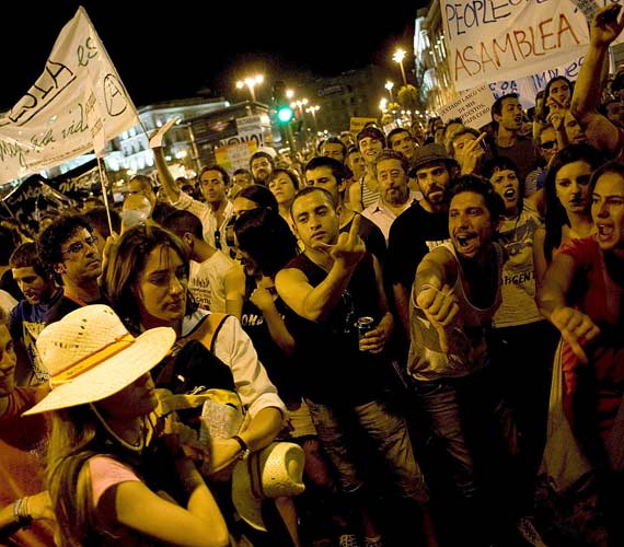 Laicistas radicales y furiosos agreden a chicas católicas en la JMJ de 2011 en Madrid