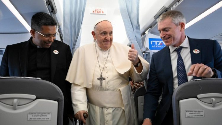 Francisco saluda a los periodistas en el vuelo de Roma a Lisboa