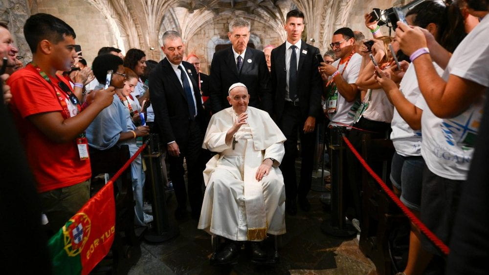 El Papa Francisco en los Jerónimos de Lisboa se ayudó de una silla de ruedas