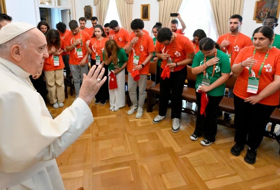 El Papa bendice a jóvenes turcos de distintas denominaciones cristianas en la Nunciatura de Lisboa