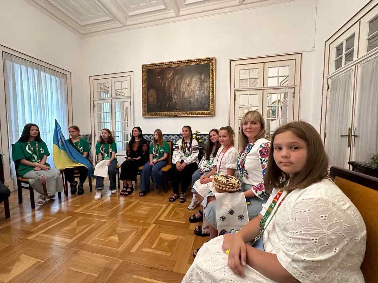 Jóvenes peregrinos de Ucrania esperan con regalos al Papa en la Nunciatura de Lisboa