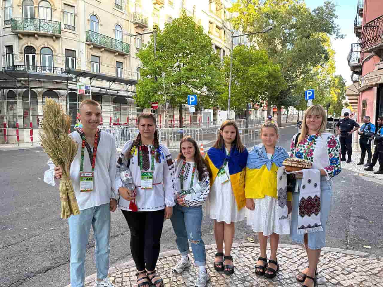 Jóvenes peregrinos de Ucrania llevan regalos al Papa a la Nunciatura de Lisboa