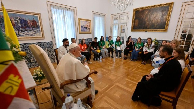 El Papa con los peregrinos ucranianos que le visitaron en Nunciatura en Lisboa