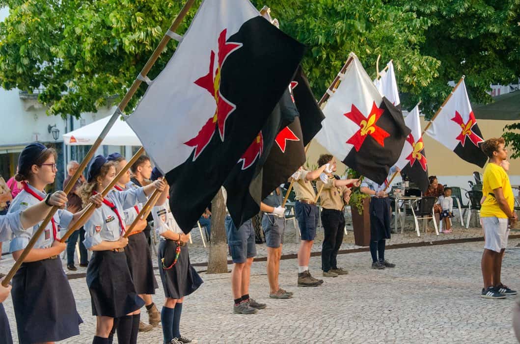 En misa, los estandartes de Scouts de Europa rinden homenaje durante la Consagración