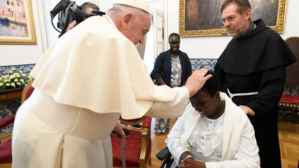 El Papa en Nunciatura de Lisboa reza por Edna, una joven enferma de 17 años