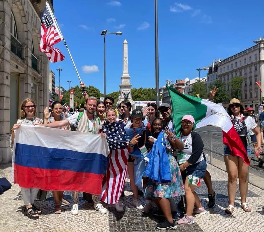 Los peregrinos católicos rusos se fotografían con norteamericanos y mexicanos en la JMJ de Lisboa