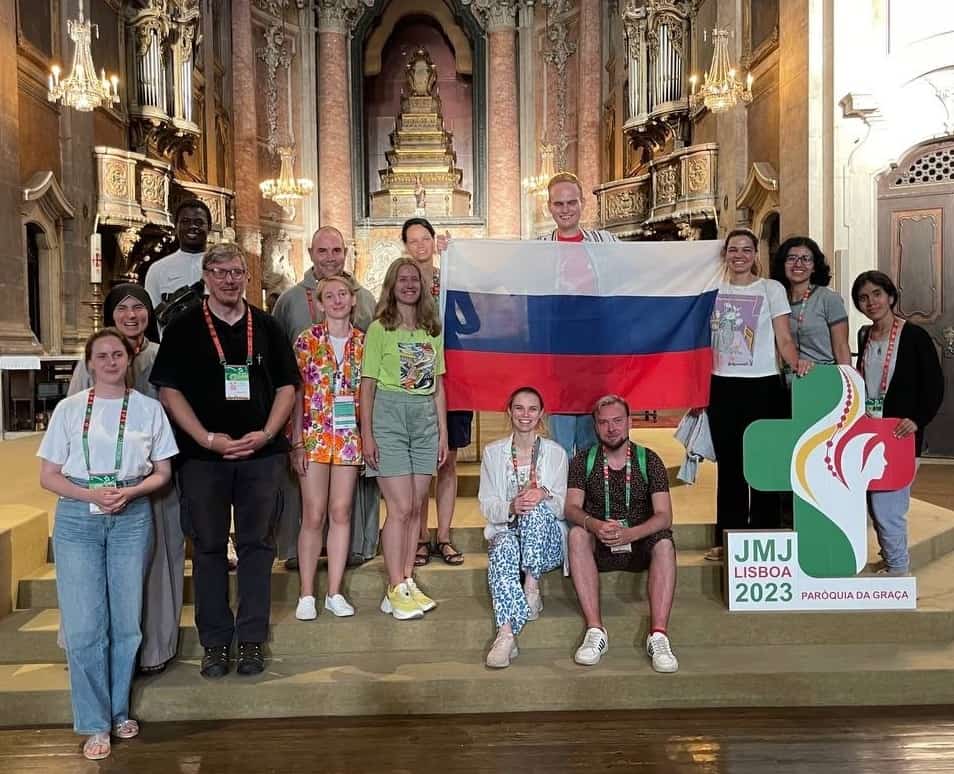 Peregrinos rusos en la iglesia de Santa Caterina en la JMJ de Lisboa 2023