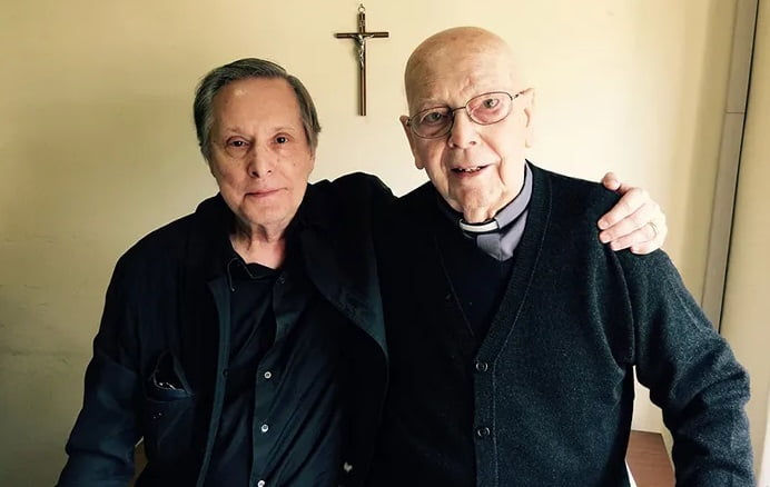 El cineasta William Friedkin con el ya muy anciano Padre Gabriel Amorth