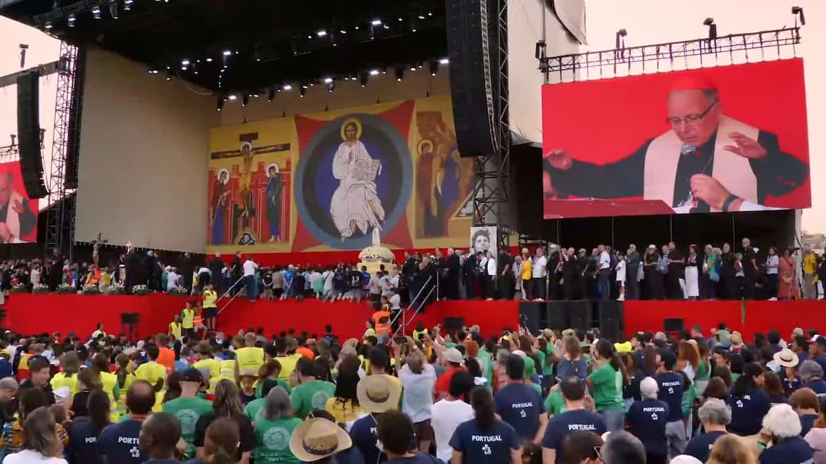 Los jóvenes que respondieron a la llamada en el Encuentro Vocacional reciben de rodillas la bendición del patriarca de Lisboa.
