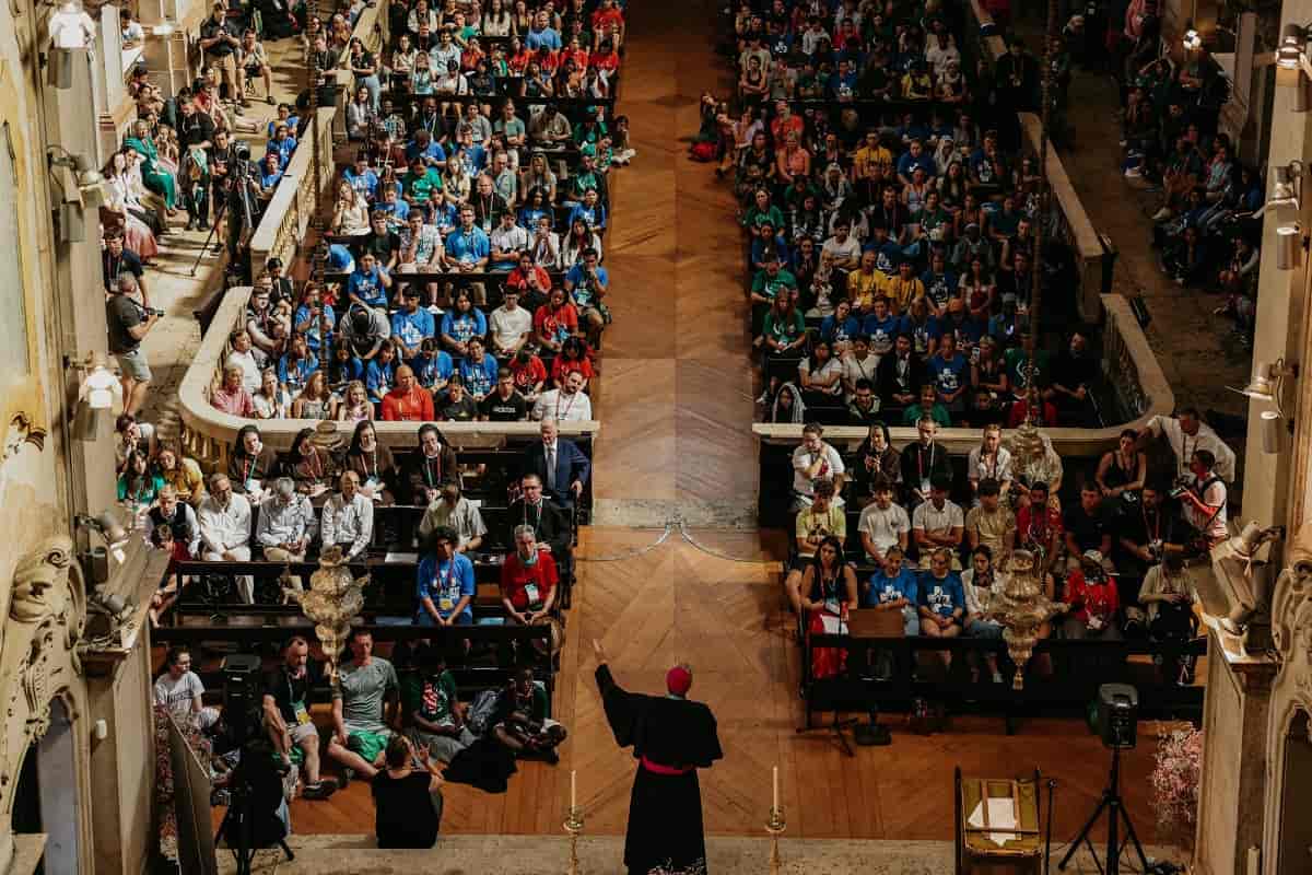 Cientos de jóvenes en las catequesis del obispo Barron en inglés en la JMJ de Lisboa