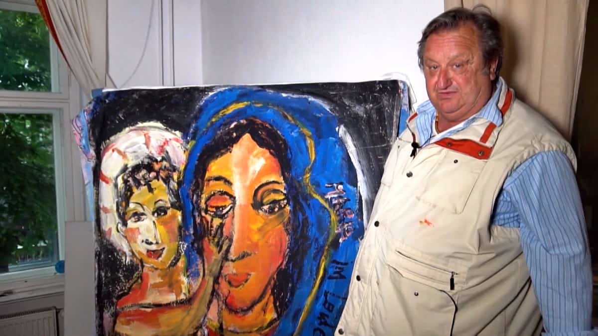 Klaus Hensel, junto a una de sus obras sobre la Virgen y el Niño.