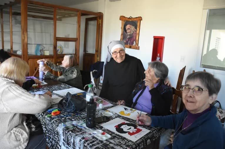 Ignacia de María, con ancianos del hogar. 