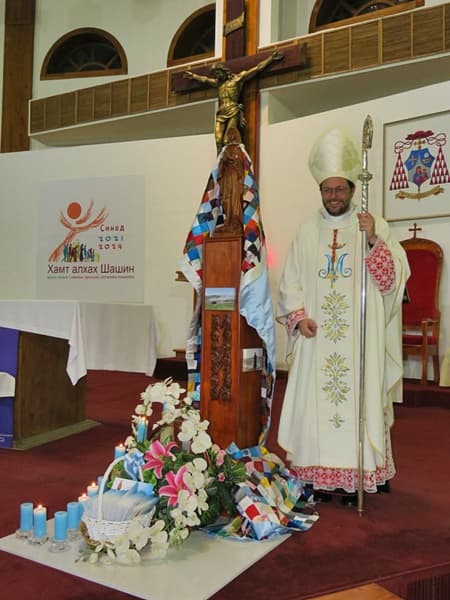 El cardenal Marengo, junto a la imagen de la Virgen. 