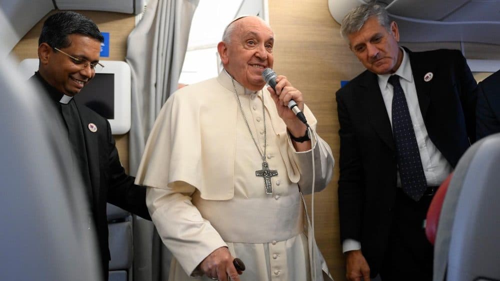 El Papa Francisco responde a los periodistas en el vuelo de vuelta tras su viaje a Mongolia