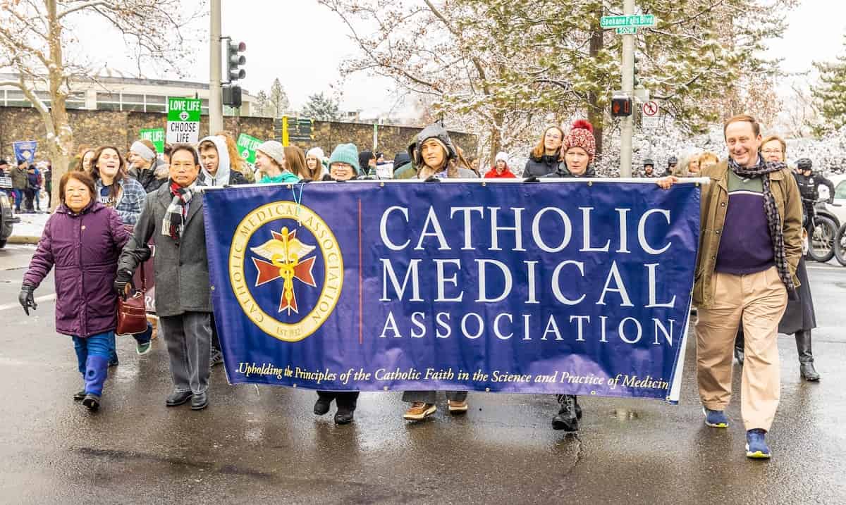 MIembros de la Asociación Médica Católica de EEUU en una marcha provida en las calles de Washington