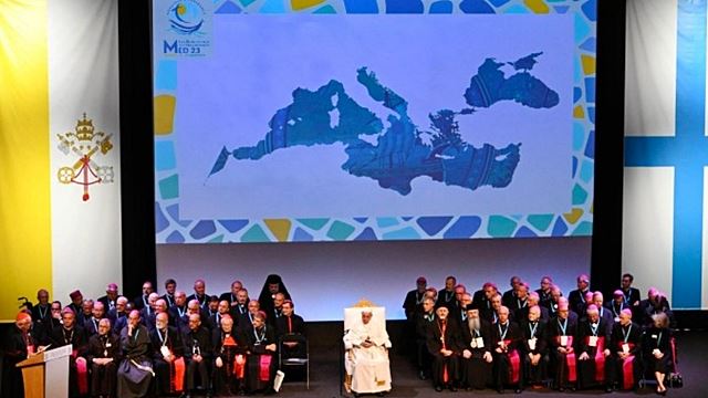 Francisco y los obispos asistentes a los Encuentros Mediterráneos.