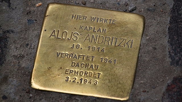 La 'Stolperstein' [Piedras de la memoria; literalmente, 'piedras de tropiezo': un proyecto del artista Gunter Demnig para recordar a víctimas del nazismo] de Alojs Andritzki, situada delante de la catedral de Dresde.