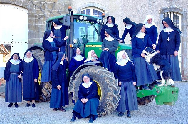 Las hermanas de la Abadía de Boulaur en su hermoso tractor.