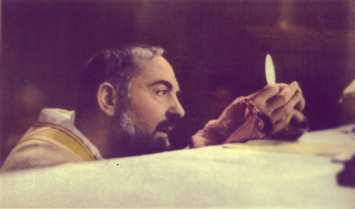 El Padre Pío durante la consagración