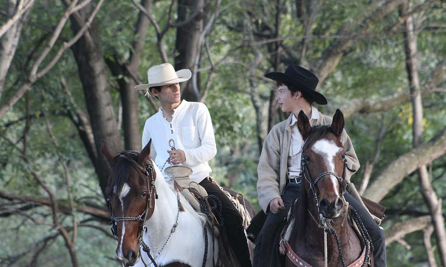 San José Sánchez del Río, con 14 años, y un amigo, toman sus caballos y van a las montañas a sumarse a los cristeros