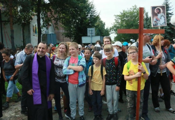 Peregrinos a pie llegan a Wawolnica para honrar a la Virgen Kebelska