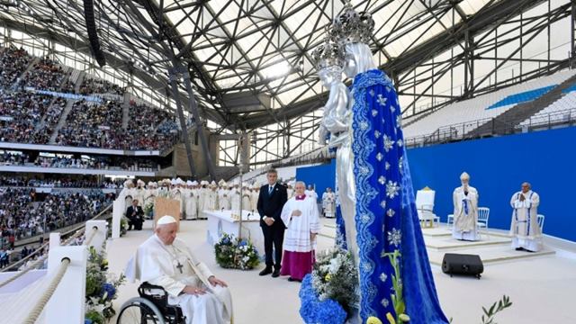Francisco reza tras la misa ante la imagen de Notre Dame de la Garde, patrona de Marsella, a la que pidió 