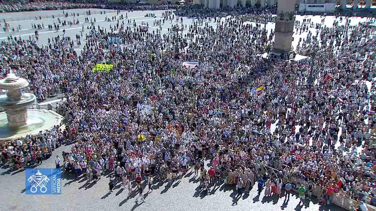 Una perspectiva general de los fieles en la Plaza de San Pedro este domingo. Foto: captura Vatican Media.