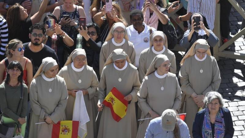 Religiosas españolas en el Angelus de este domingo en la Plaza de San Pedro. Foto: Vatican Media.