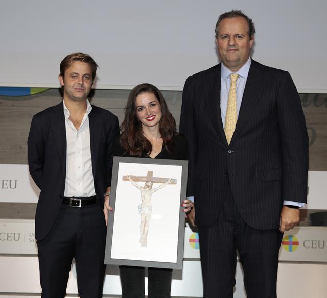 Borja Díez de Rivera (a la derecha en la foto), patrono de la Fundación Nueva Evangelización, fue el encargado de entregar el premio a Lucía González Barandiarán y Santos Blanco.