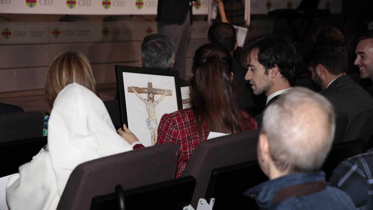 Una vez recibido, es momento de contemplar el bello cuadro de la Cruz que se entrega a todos los Premios ReL.