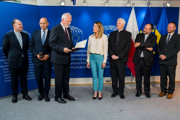 Obispos de la COMECE, conferencias episcopales católicas de Europa, dan el Premio in Veritate 2023 a Roberta Metsola