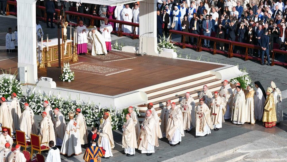 Procesión de cardenales y de Patriarcas católicos en el inicio del Sínodo de la Sinodalidad de 2023