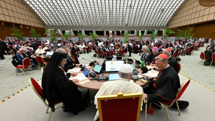 El Papa y los ponentes de la primera congregación del Sínodo de la Sinodalidad en el Aula Pablo VI con los 400 padres sinodales