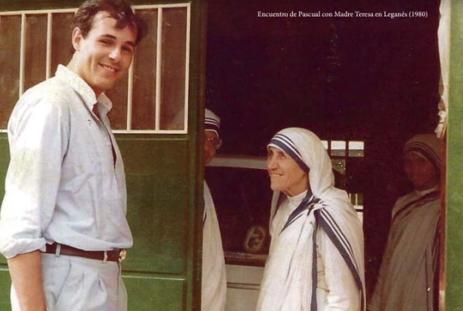 Un joven Pascual Cervera con la Madre Teresa en leganés en 1980