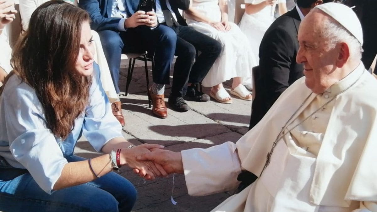 Lucia Gonzalez-Barandiaran con el Papa Francisco.