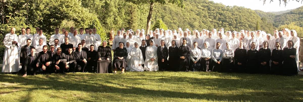 Sacerdotes, hermanos y hermanas de la Familia Misionera de Nuestra Señora.