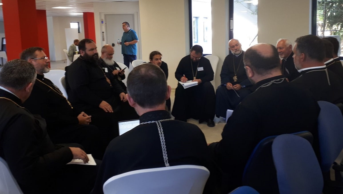 Un círculo de obispos católicos de rito oriental debate en Atenas en su encuentro de septiembre de 2023