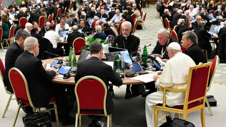 Una de las mesas del Sínodo de la Sinodalidad de 2023 con el Papa Francisco
