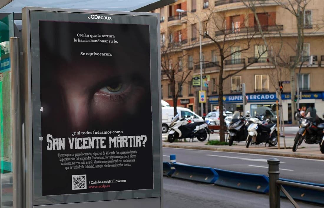 Cartel sobre San Vicente Mártir en Valencia que imita un anuncio de película de miedo