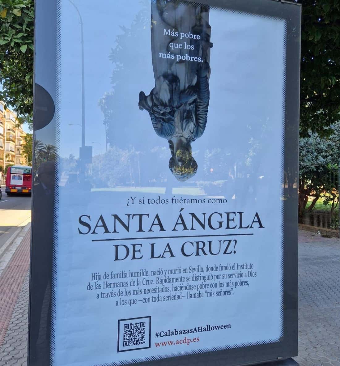 Cartel en Sevilla de la ACdP sobre Santa Ángela de la Cruz, como alternativa al Halloween