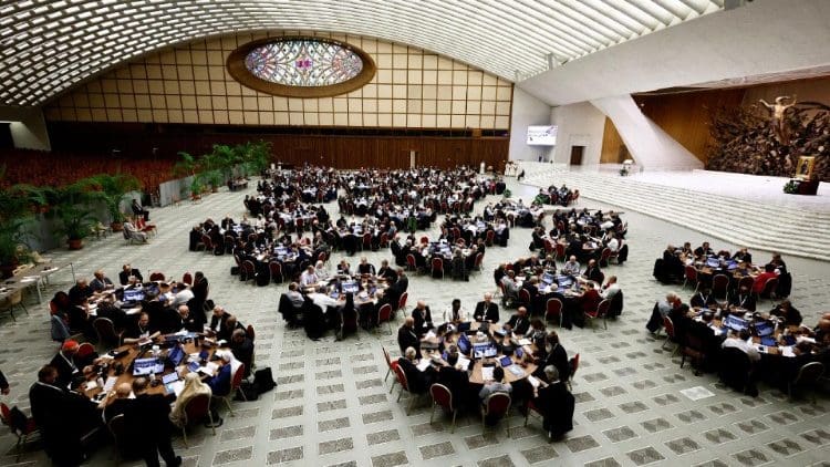 El Sínodo de la Sinodalidad se realiza en grupos en mesas redondas, con laicos, sacerdotes y obispos en cada mesa