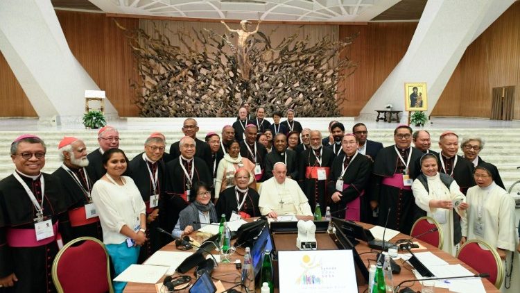 Miembros del sínodo, con el Papa Francisco.
