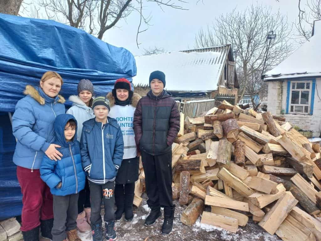 Cáritas Ucrania lleva madera a la familia de Lisa, refugiados de Berdiansk en Zaporiyia, para pasar el invierno