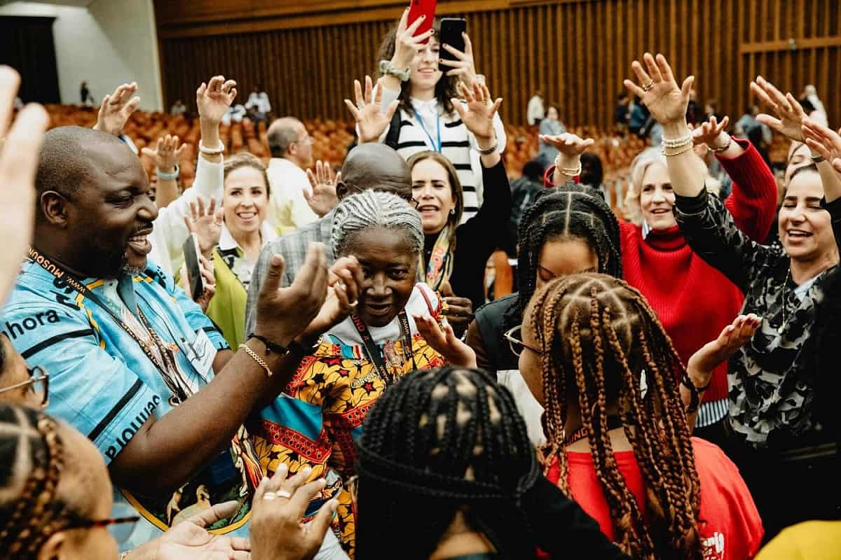 Carismáticos africanos cantan en Charis 2023 en el Aula Pablo VI