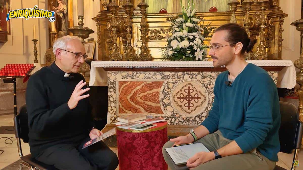 Un momento de la conversación entre Feliciano Rodríguez y Enrique en la iglesia de las Calatravas de Madrid, bajo el icono de los mártires.