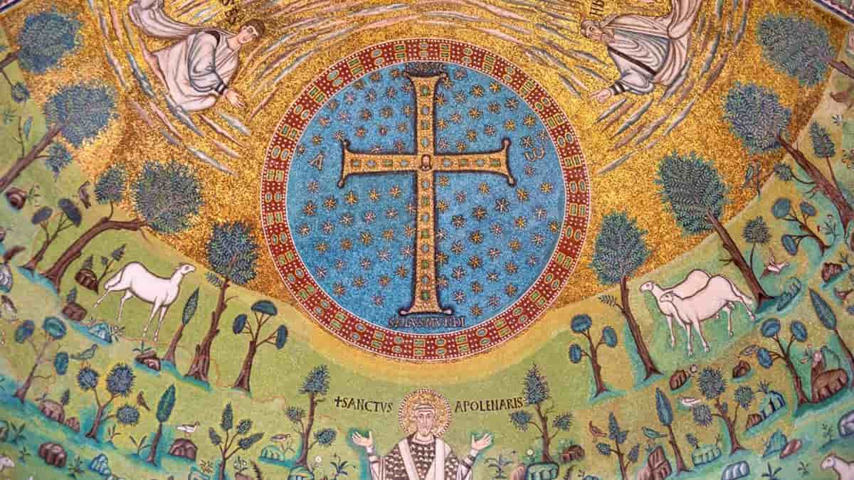 Cruz de piedras preciosas en la bóveda de la basílica de San Apolinar en Rávena (Italia).