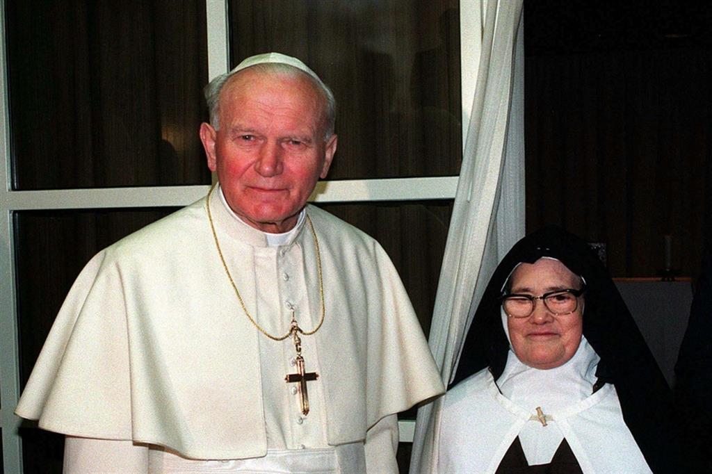 San Juan Pablo II con Sor Lucia, en una de las veces que se encontraron en Fátima.