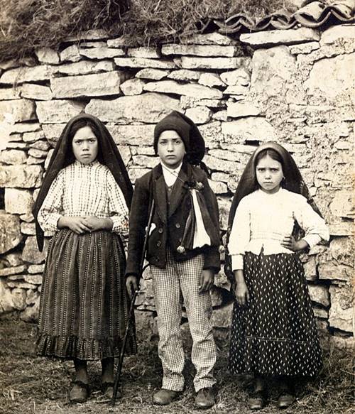 De izquierda a derecha en la foto, Lucia, Francisco y Jacinta.