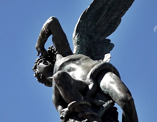 Monumento del Ángel Caído, inaugurado en 1885 en el Parque del Retiro de Madrid.