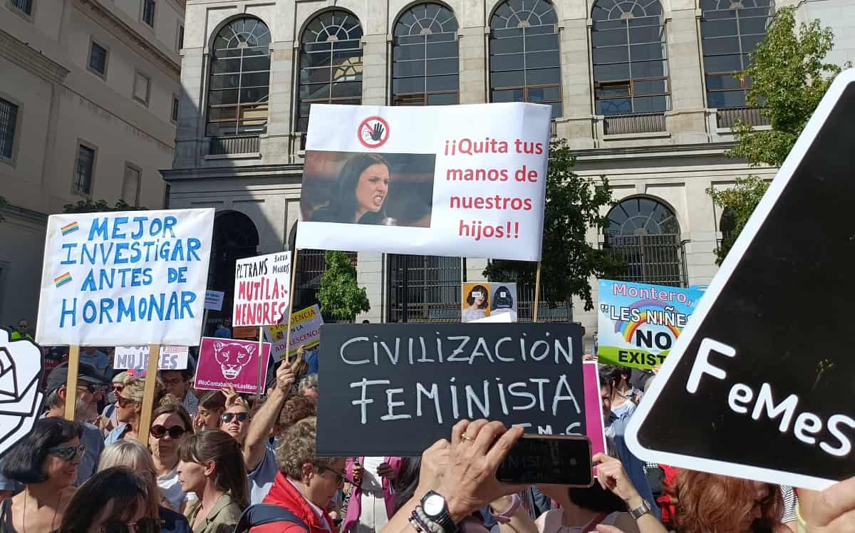 Manifestación de la asociación Amanda en España en 2023, denuncia el  contagio social del cambio de sexo